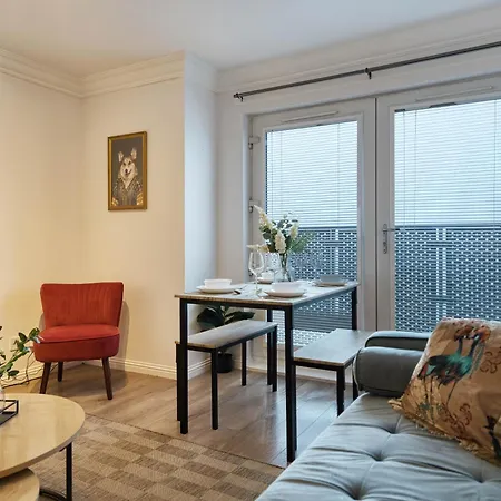 Modern 2 Bed Flat With Free Parking Apartment