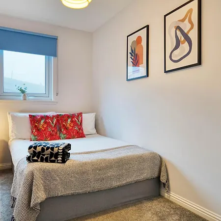 Modern 2 Bed Flat With Free Parking Apartment Glasgow