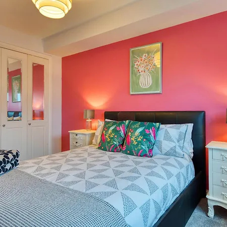 Modern 2 Bed Flat With Free Parking *