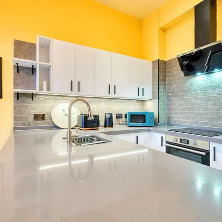 Lovely Station 1 Bed A6 *