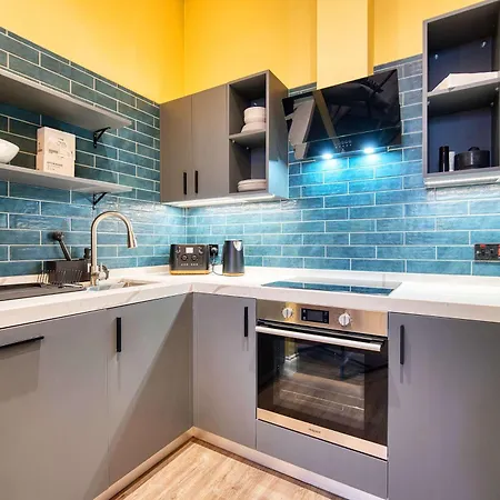 Stunning Station 2 Bed B4 *