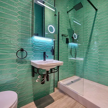 Spacious Station 2 Bed B3 *