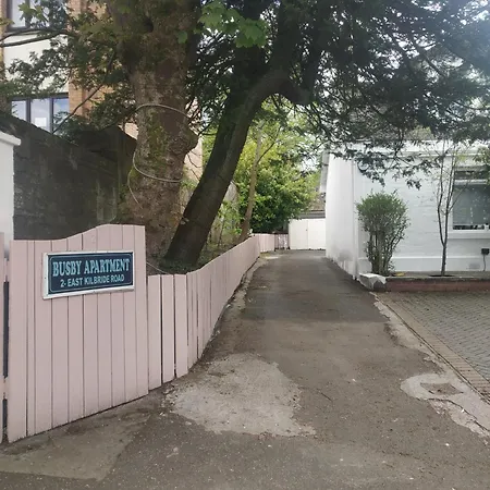 Busby Apartments דירה *