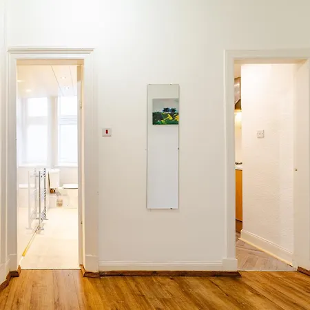 Newly Furnished Flat 4 Minutes Walk To Metro Apartment *