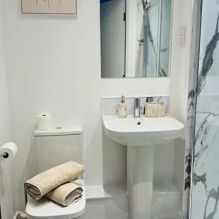 Cozy Ensuite In Centre