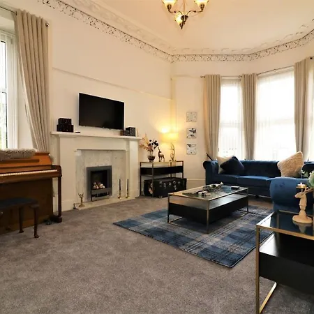 10 Bedrooms Pool Table Garden Piano Villa Glasgow