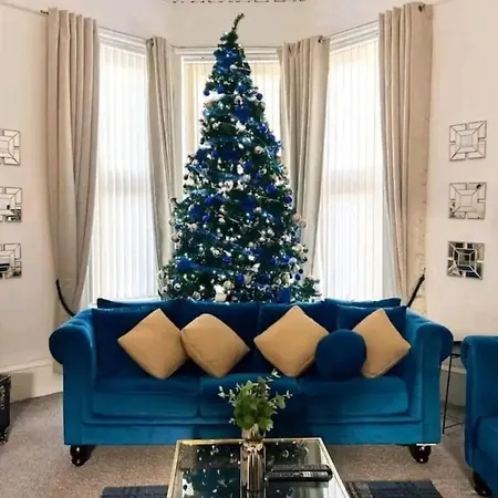 10 Bedrooms Pool Table Garden Piano *