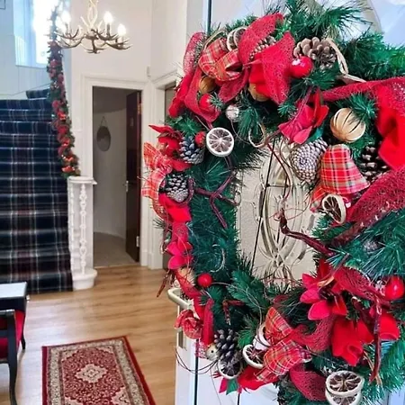 10 Bedrooms Pool Table Garden Piano *