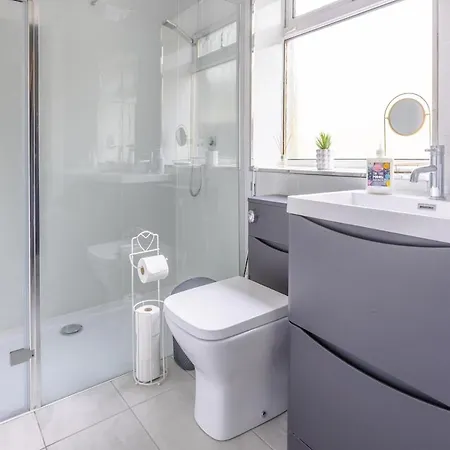 Spacious 5 Bedroom With Free Private Parking