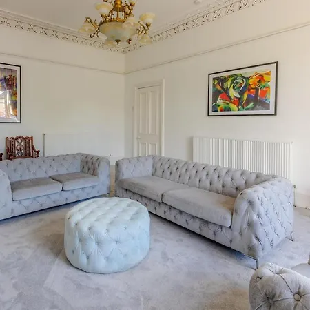 Spacious 5 Bedroom With Free Private Parking Hébergement de vacances Glasgow