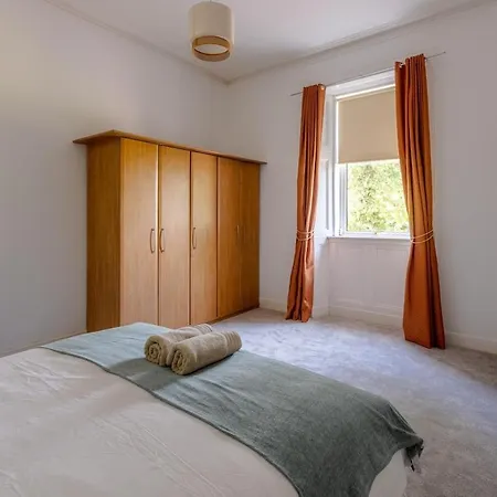 Spacious 5 Bedroom With Free Private Parking Hébergement de vacances