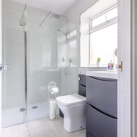 Hébergement de vacances Spacious 5 Bedroom With Free Private Parking