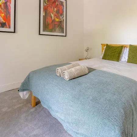 Spacious 5 Bedroom With Free Private Parking Hébergement de vacances *