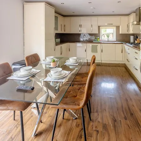 Spacious 5 Bedroom With Free Private Parking *