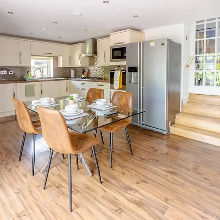 Spacious 5 Bedroom With Free Private Parking