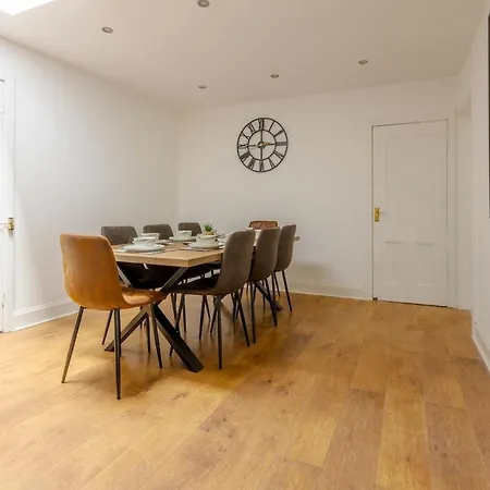 Spacious 5 Bedroom With Free Private Parking Hébergement de vacances