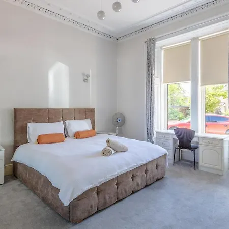 Spacious 5 Bedroom With Free Private Parking Hébergement de vacances *