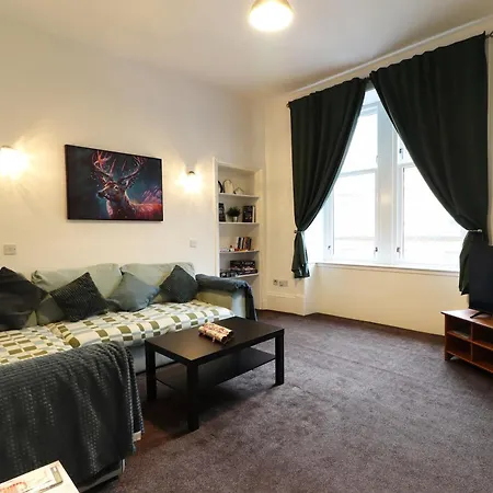 2 Bed Flat - Street Parking * Glasgow