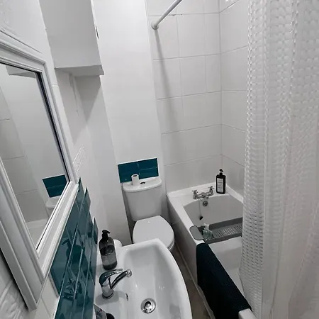 2 Bed Flat - Street Parking Apartament Glasgow