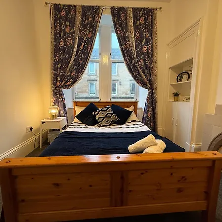 2 Bed Flat - Street Parking