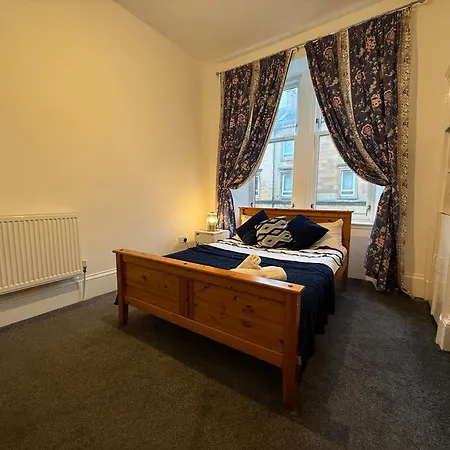 2 Bed Flat - Street Parking *