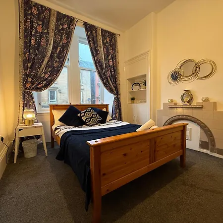 2 Bed Flat - Street Parking