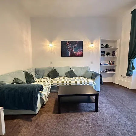 2 Bed Flat - Street Parking Apartament