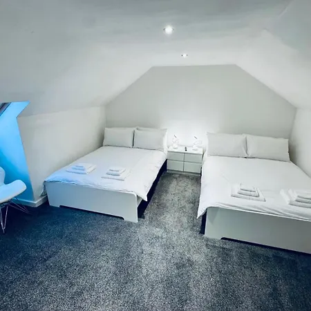 Modern 2 Bedroom House With Loft Conversion *