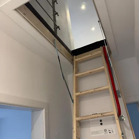 Modern 2 Bedroom House With Loft Conversion Lägenhet *