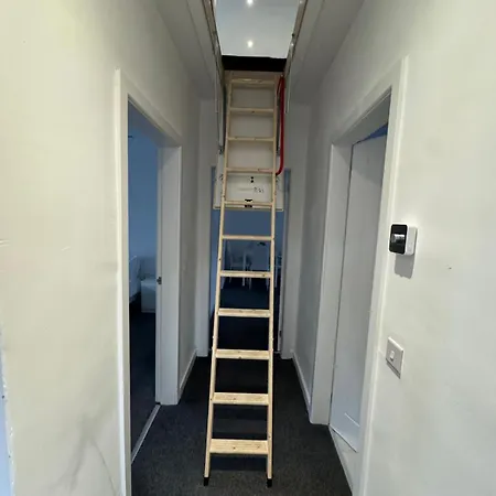 Modern 2 Bedroom House With Loft Conversion Glasgow