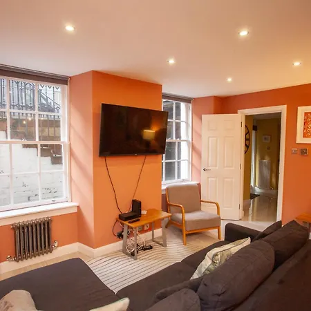 Beautiful 2 Bed Flat With A Private Terrace