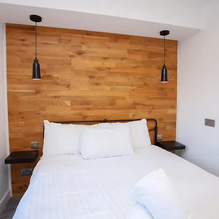 Beautiful 2 Bed Flat With A Private Terrace *