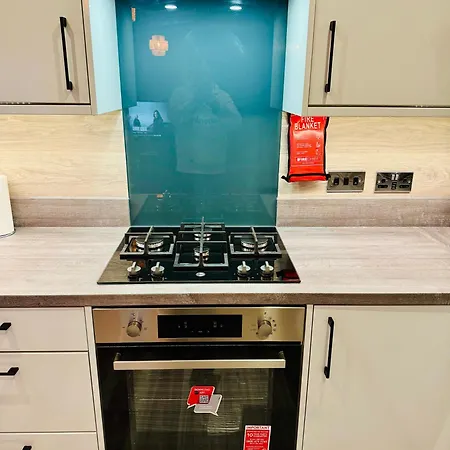 Modern Flat In Free Parking & Wifi Apartment