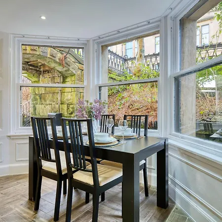 Stylish 3-bedroom In Apartment