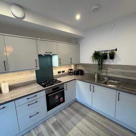Modern Flat In Free Parking & Wifi Apartment *