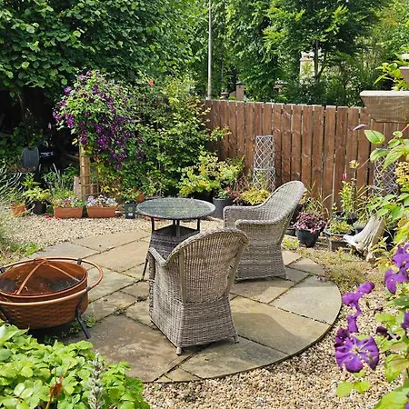 Beautiful Self Contained With Garden Appartamento *