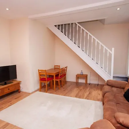 Apartment 3 Bed Flat With Parking