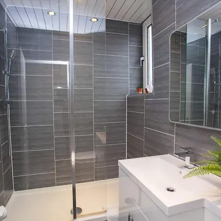 3 Bed Flat With Parking Glasgow