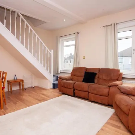 3 Bed Flat With Parking