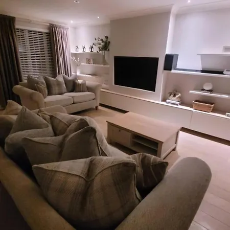 Stylish Modern 3 Bedroom House Free Parking *