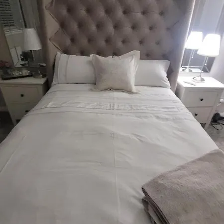 3 Bedroom Sleeps 6 Free Parking