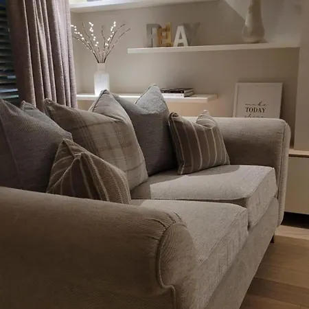 Dom wakacyjny Stylish Modern 3 Bedroom House Free Parking