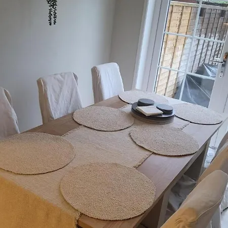 Dom wakacyjny Stylish Modern 3 Bedroom House Free Parking *