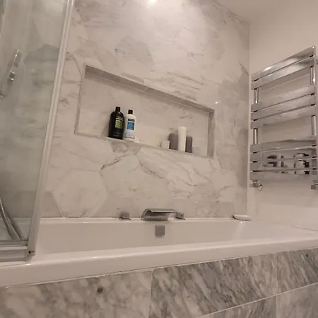 Dom wakacyjny Stylish Modern 3 Bedroom House Free Parking *