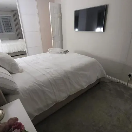 Stylish Modern 3 Bedroom House Free Parking