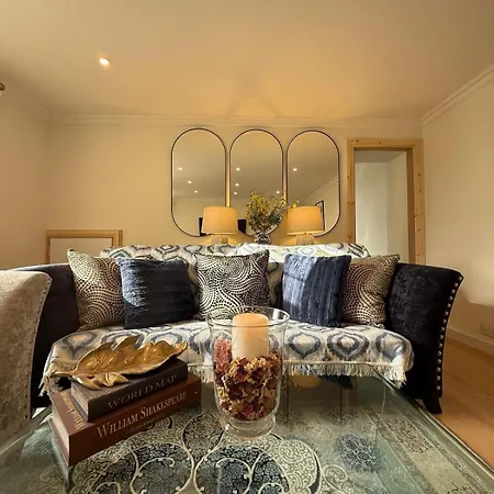 Away From In - Free Street Parking Appartement