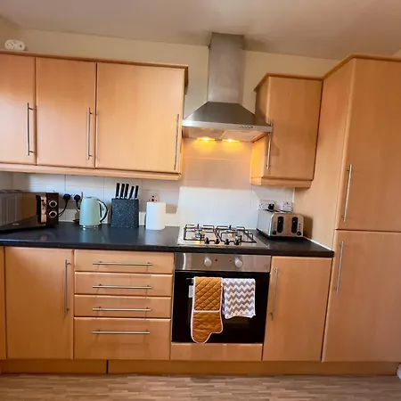 Sleek & Modern 2br - Easy Access To Centre Apartment *