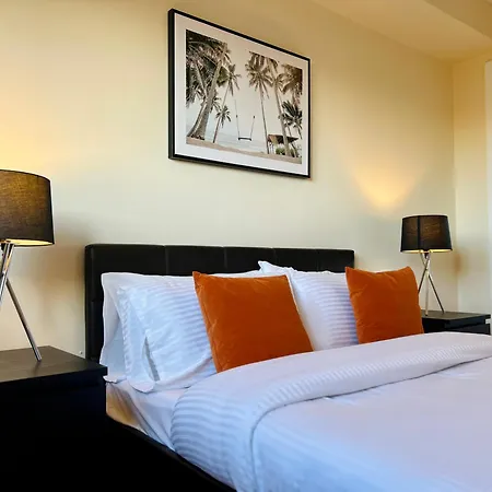 Sleek & Modern 2br - Easy Access To Centre Apartment *