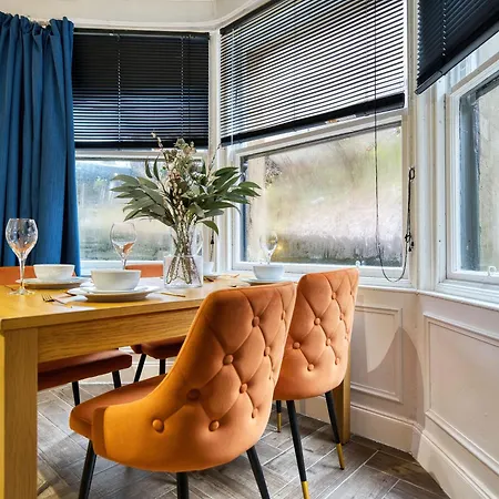 Spacious 4 Bedroom Near West End Daire *