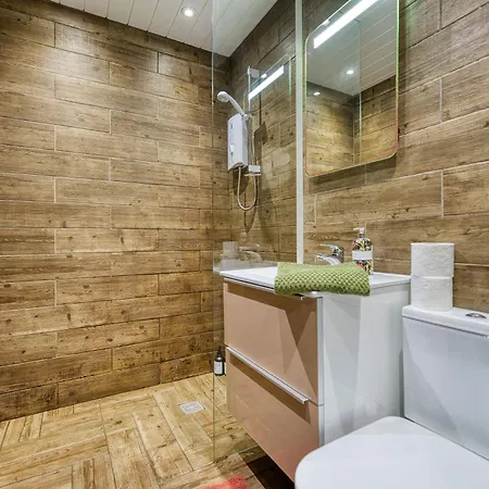 Spacious 4 Bedroom Near West End Glasgow